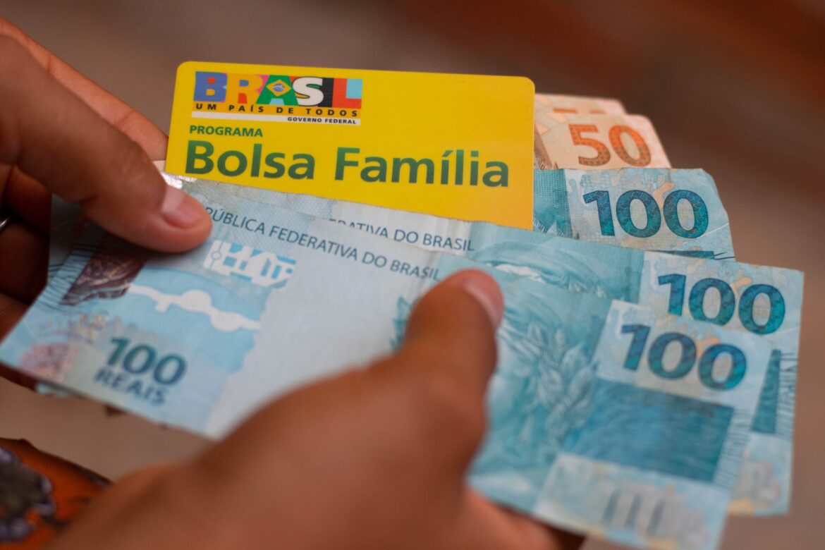 EXTRA-Bolsa-Familia-de-janeiro-sera-antecipado-Entenda-a-situacao-scaled-1